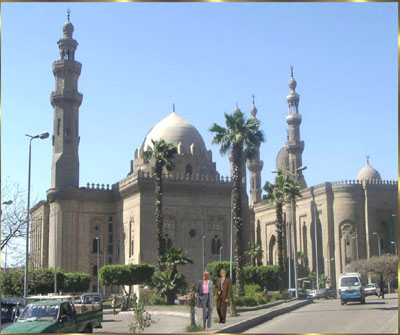Die bedeutenste Moschee Kairos ist wohl die Sultan-Hassan-Moschee