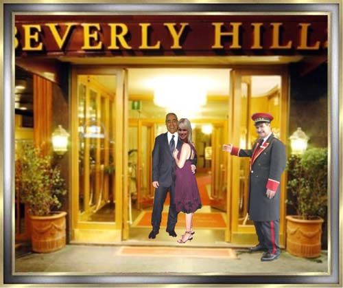 Glcklich am Beverly Hills Hoteleingang mit Portier.