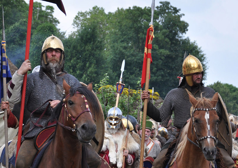 Karl reitet mit seinem Heer gegen die Sachsen
