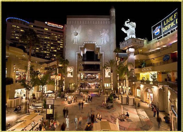 Wir im Los Angeles Hollywood and Highland Shopping Center.