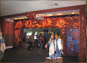 In der Ankunftshalle des Flughafens Auckland. Wie stellten uns entgegengesetzt zum Ausgang um mit dieser schönen Wandbemalung fotografiert zu werden.