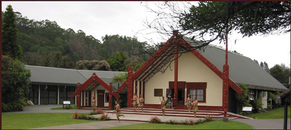Das Dorf-Whakarewarewa mitten in Rotorua