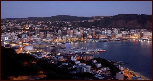 Der nchtliche Hafen von Wellington.