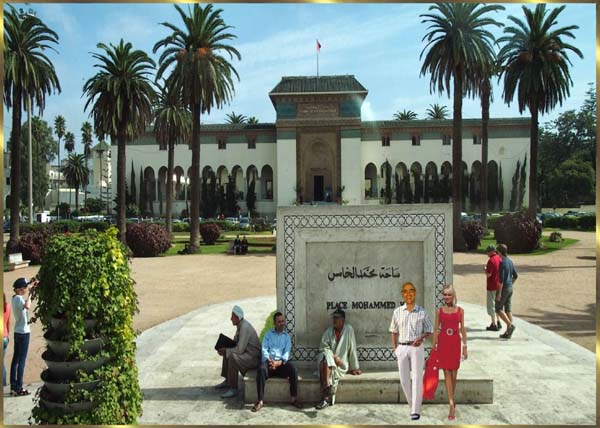 Am Platz Mohammeds V, der als der schnste Platz der Stadt gilt und von einem groen Springbrunnen geziert wird.