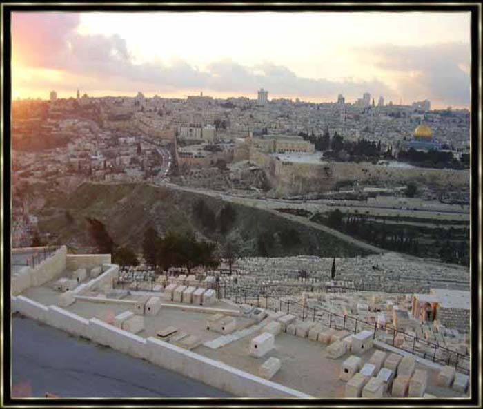Jerusalem - griechisch und lateinisch heit die Stadt Hierosolyma - sie ist die heiligste Sttte auf Erden, und fr die Mohammedaner, die sie El Kuds nennen, die Heilige, sie wird an Rang nur von Mekka und Medina bertroffen.