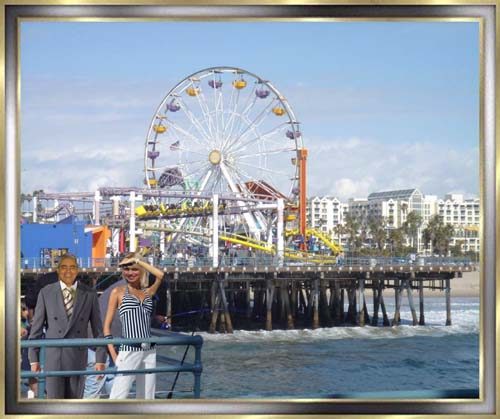 Eines der Wahrzeichen von Santa Monica ist der Santa Monica Pier, der in den 20er Jahren gebaut wurde und heute einen kleinen Vergngungspark beherbergt. Der Pier mit dem Riesenrad ist ein beliebtes Motiv der Hollywood-Filmindustrie.