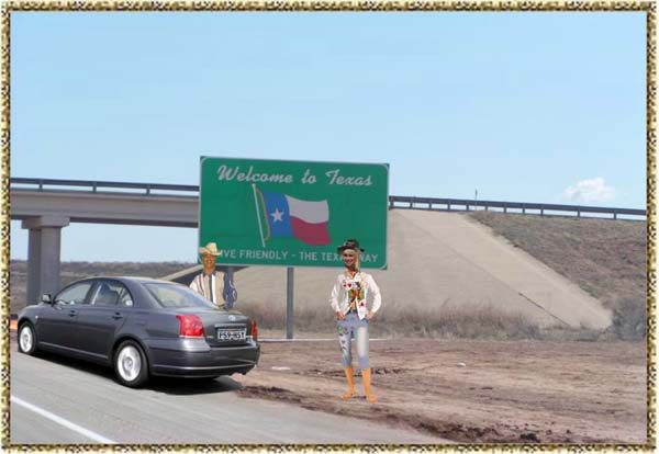Vor dem Willkommensschild von Texas