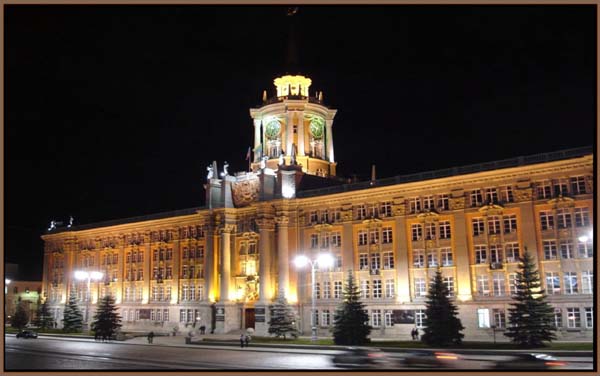 Jekaterinburg das Rathaus bei Nacht