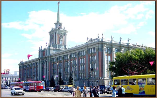 Das wunderschne Rathaus von Jekaterinburg bei Tag