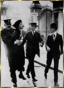 Mrs. Pankhurst wird verhaftet