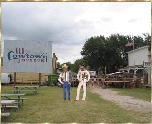 Wir verkleidet als Cowboys im OldCowtown Museum